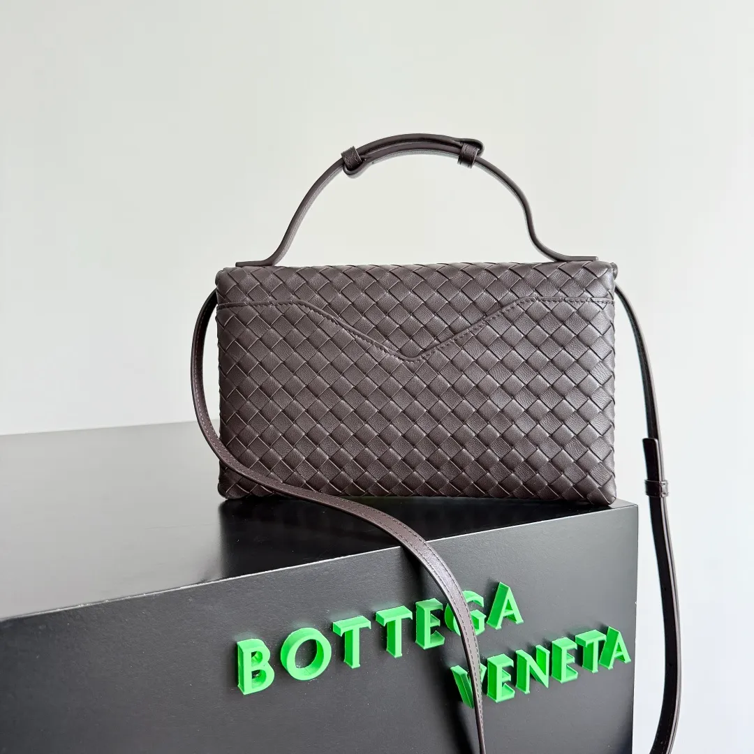 Batch 1660 BOTTEGA VENETA 2025 new product KNOT LOCK crossbody bag subverts the rigid lines of traditional tote bags, using drapey leather to create a three-dimensional silhouette that breathes. It has compartments and multiple card slots inside, making it a versatile commuter bag that can be used in various occasions. The details are full of exquisiteness, the casual retro color tone, and the upper body are full of elegance. Whether you are commuting or going out on the street, you can easily hold it. The two carrying methods of hand-carrying and long shoulder strap are very practical! At the same time, the shoulder strap is detachable, suitable for various dressing styles~ Whether it is a dinner party or daily commuting, it can be easily controlled and becomes your versatile tool❤️ Style number: 817191 Size: 25*16*5.5cm